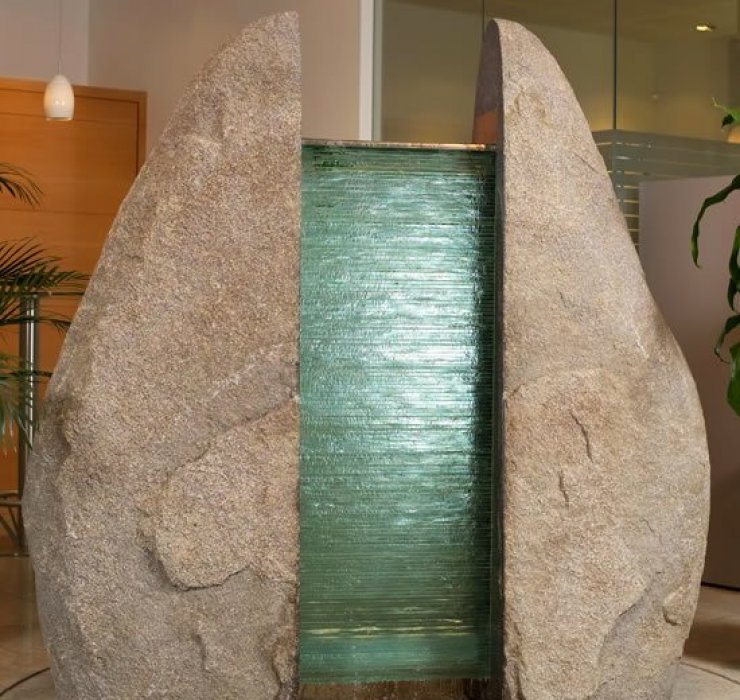 Brunnen mit Stein- und Glaselementen