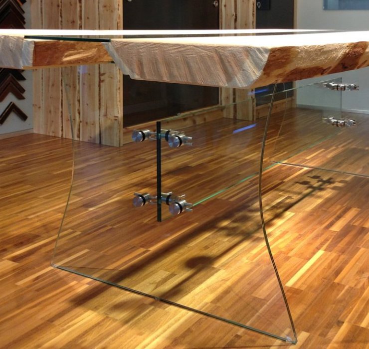Tisch mit Glas-Elementen